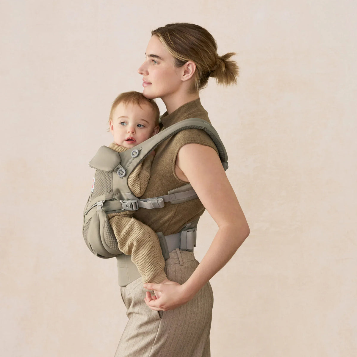 Ergobaby Omni Classic Mesh baby carrier in breathable mesh fabric, designed for comfortable baby wearing.