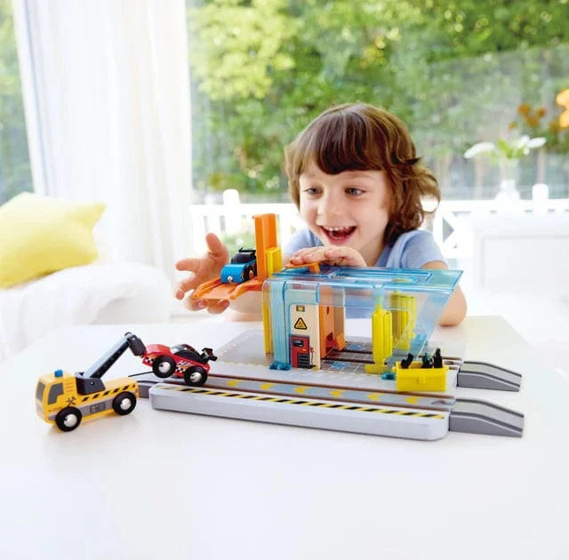 Hape Toys Vehicles Repair & Wash Station