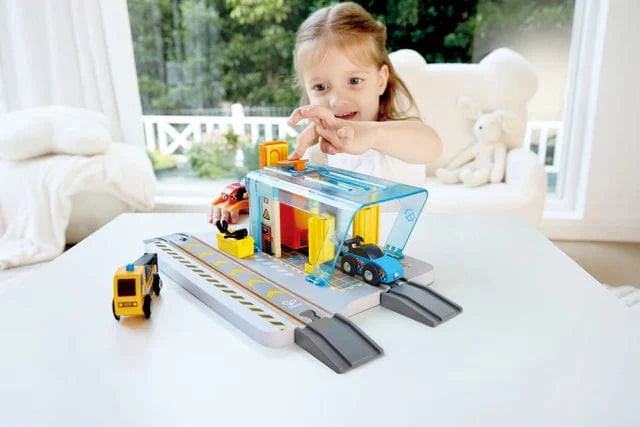 Hape Toys Vehicles Repair & Wash Station