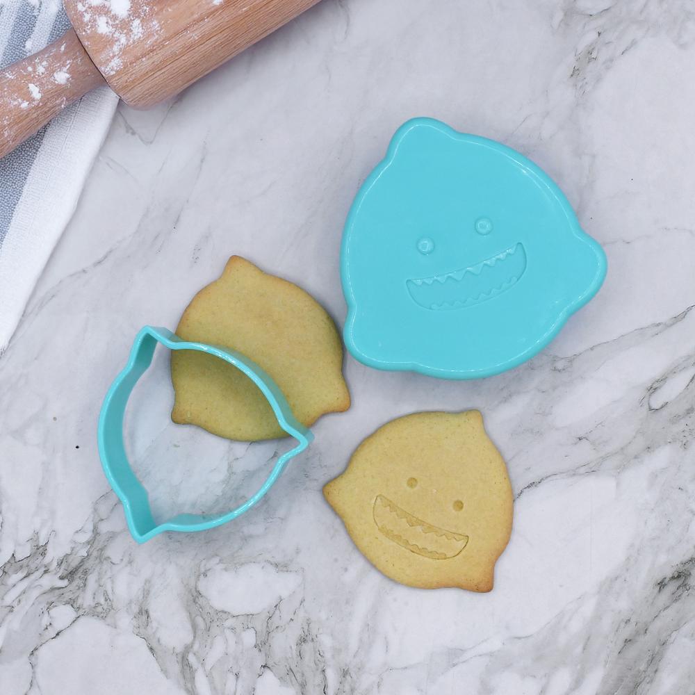Melii 3-in-1 sandwich cutters 2-pack for kids, colorful plastic accessory for cutting sandwiches into fun shapes.