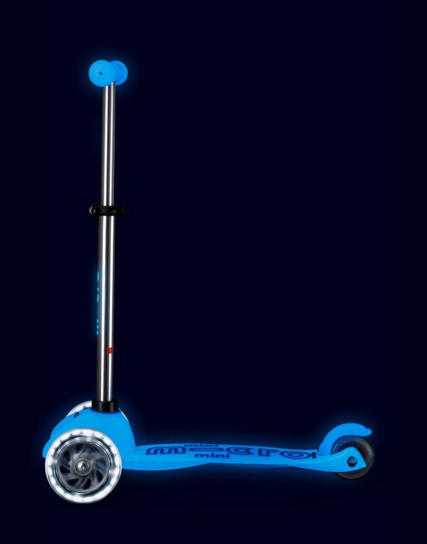 Micro Toys Arctic Blue Micro Mini Deluxe Glow LED 3 Wheel Scooter