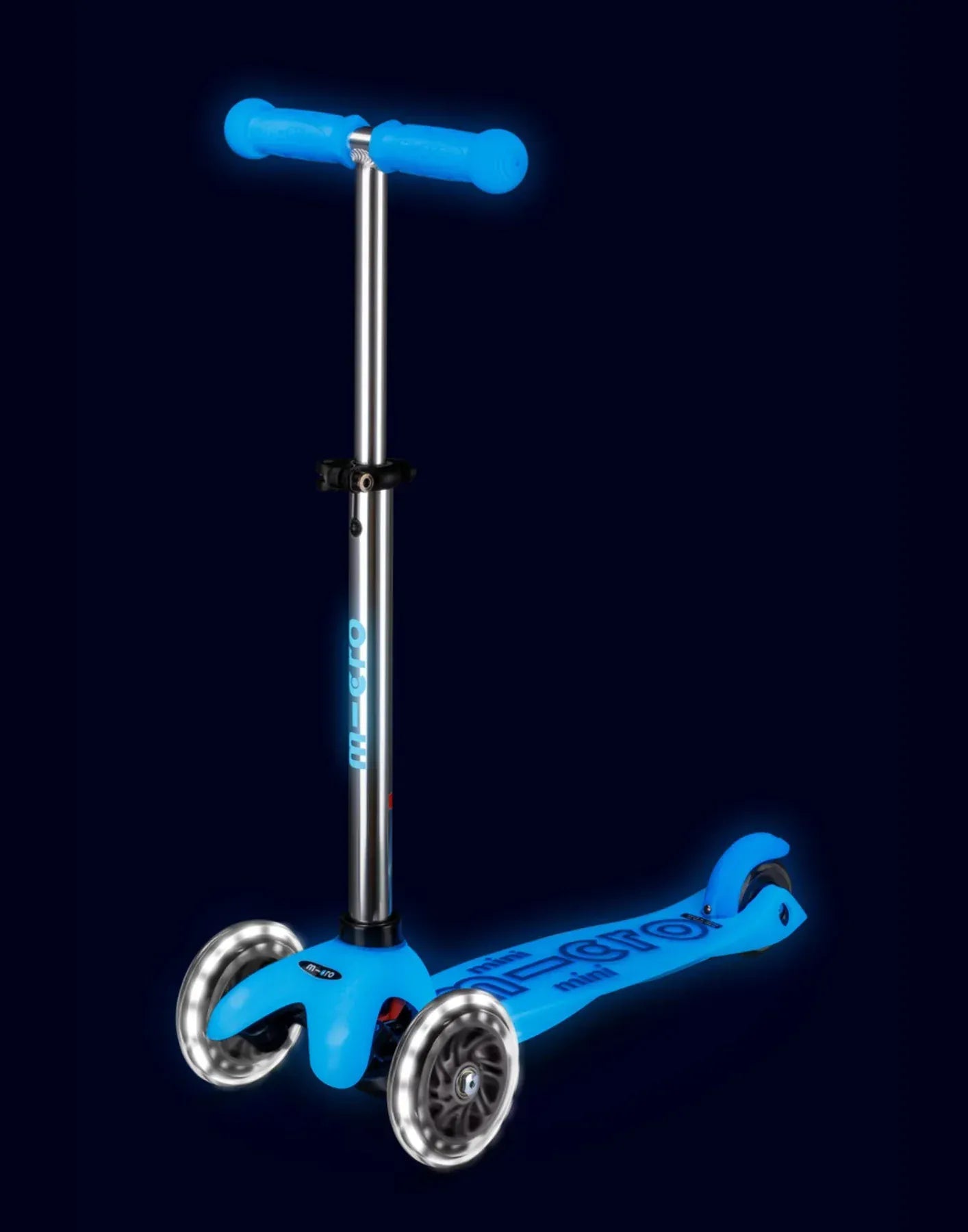 Micro Toys Arctic Blue Micro Mini Deluxe Glow LED 3 Wheel Scooter