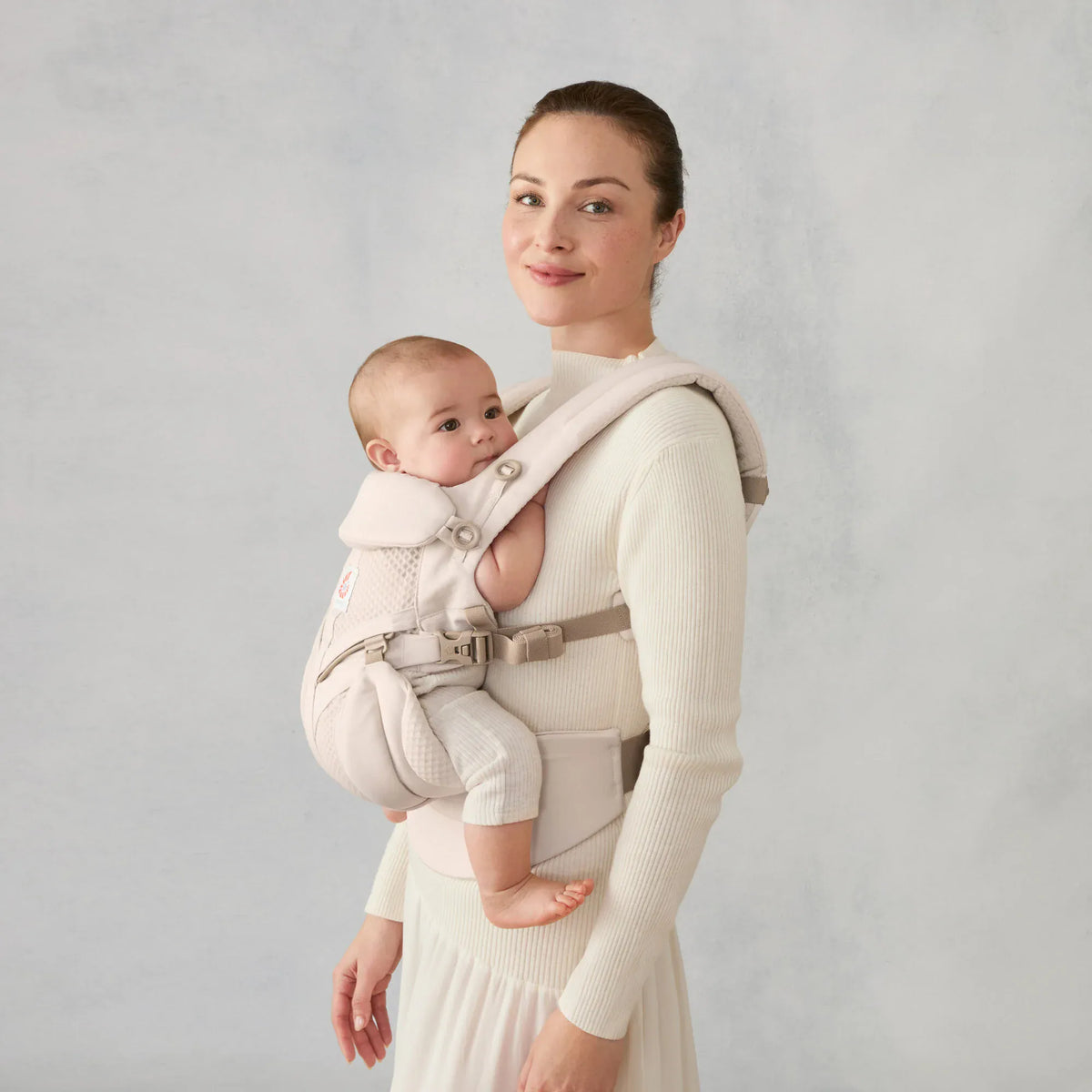 Ergobaby Omni Classic Mesh baby carrier in black, showcasing ergonomic design and breathable mesh fabric for comfortable carrying.