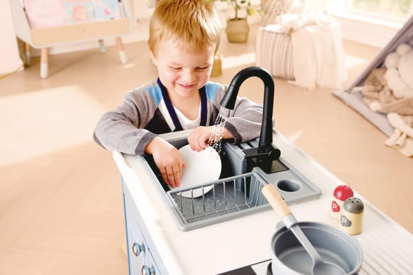 Hape Toys Deluxe Kitchen with Running Water