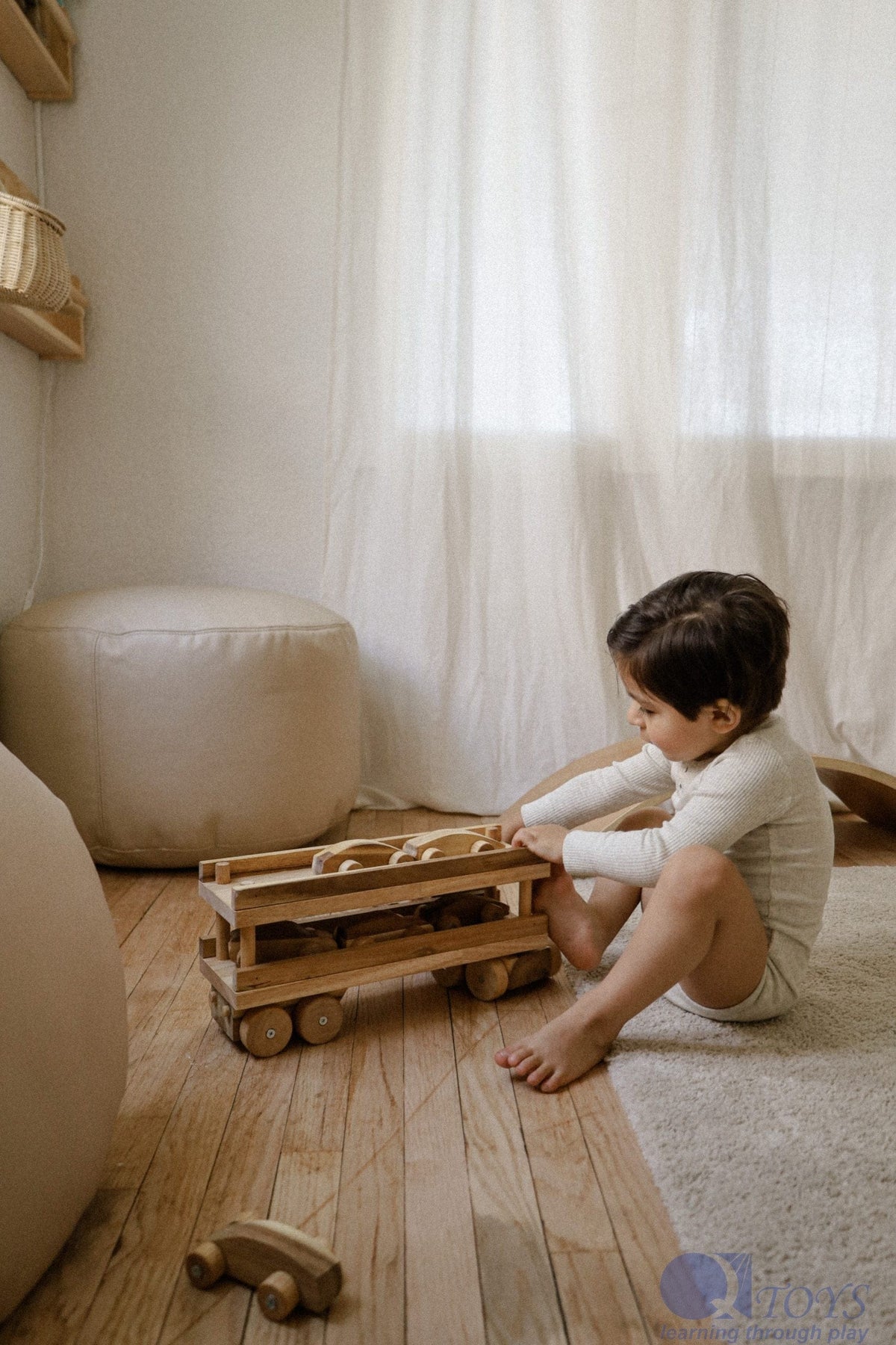 Q Toys car transport truck toy with multiple vehicles and detailed design, perfect for imaginative play.